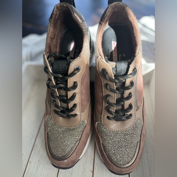 Comfortable women’s shoe with a small wedge. - Picture 5 of 8